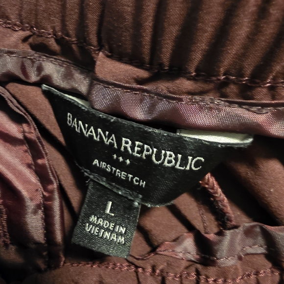 Banana Republic Airs Stretch Burgundy Joggers - Picture 4 of 6